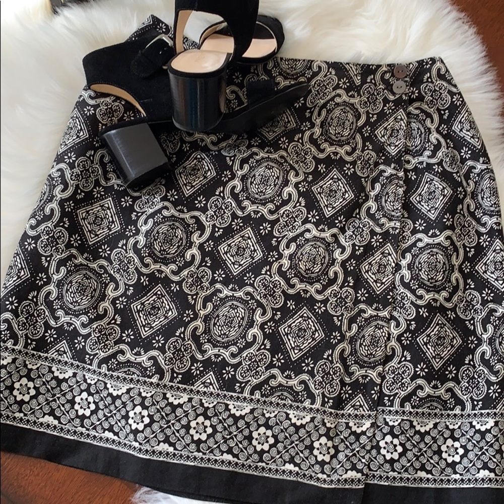 Charter Club size 8 black/cream side button skirt